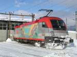 24.12.2005, 1116.200  Semmering  sonnt sich gemtlich nach getaner Arbeit vor dem Rundschuppen in Saalfelden