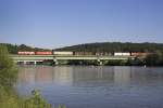1116 005 und eine weitere unbekannte 1116 berqueren am 23.05.2009 mit dem Audi-Zug nach Ungarn die Donau bei Poikam.