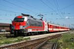 14.7.07 Die Rot Kreuz Lok auf der FJB. Ein Muss dieses  Ereignis  zu fotografieren. nachdem sie den ER 2119 am Franz Josefs Bahnhof gebracht hat fuhr sie mit einer reinen Schlierengarnitur wieder nach Gmnd. 1116 264 mit dem ER 2110 von Wien FJB nach Gmnd im Bahnhof Absdorf Hippersdorf.