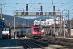 Hier die Tele Version: 1116 003  Rail Cargo Austria  brachte am 27.02.2010 den Schnellzug 346  Dacia  nach Wien Westbahnhof. Die Aufnahme entstand in Wien Penzing.