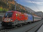 Der Feuerwehr- 122 -Taurus 1116 250 am Abend des 7.April mit IC 960 (Innsbruck Hbf-Bregenz) in Feldkirch.