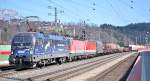 1116 126  Licht ins Dunkel  vor zwei 1144 mit einem Gterzug aus Villach bei der Durchfahrt in Kundl im Mrz 2012.