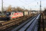 Die Heeressport 1116 138 der ÖBB zieht ebenfalls einen KLV aus Richtung Kufstein nach München durch Rosenheim am 04.12.2013