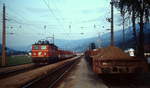 1141 015-6 trifft im August 1986 mit einem Regionalzug in Haus im Ennstal ein