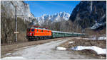 1141.21 mit dem  Sonderzug durch das Gesäuse  von Eisenerz nach Ampflwang. Ein ähnliches Bild aus dem Planbetrieb gibt es hier zu sehen ... 
https://www.bahnbilder.de/bild/oesterreich~e-loks~br-1141/1121127/1141-030-5-faehrt-im-september-1986.html
Gesäuseeingang  30.3.2019
