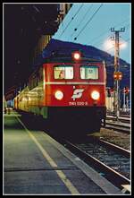 1141 020 steht am 14.03.2001 Abfahrereit am Bahnsteig in Selzthal.