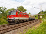 
Die 1142 704-6 (A-CBB 91 81 1142 704-6) der Centralbahn AG, erreicht mit einem Sonderzug von Koblenz Hbf kommend, am 16.06.2017 bald die Moselbrücke in Koblenz-Moselweiß.

Die Lok wurde 1977 von SGP in Graz (Simmering-Graz-Pauker AG) gebaut und als ÖBB 1042.704 an die Österreichische Bundesbahnen, ab 1985  wurde sie als ÖBB 1042 704-5 bezeichnet. Nach dem Umbau wurde sie ab 1998  als ÖBB 1142 704-4 bezeichnet, 2014 wurde sie von der ÖBB dann an die Centralbahn verkauft.  

Die Reihe 1142 der ÖBB ist eine Elektrolokomotive, die durch Umrüstung der Reihe 1042.5 (ab 1042.531) auf Wendezugbetrieb entstand. Für den relativ spät aufkommenden Wendezugbetrieb bei den ÖBB befand man die 1042.5 als besonders geeignet, da diese Maschinen, zum Teil noch bis in die späten 1970er Jahre gebaut, noch vergleichsweise jung waren und ein Umbau im Zuge fälliger Hauptuntersuchungen wirtschaftlich vertretbar war.

Der mechanische Teil gleicht daher der Reihe 1042.5, äußerliche Unterschiede sind nur am Fahrzeugkasten zu finden. Anfänglich wurde der Umbau auf 1142 nur im Rahmen einer fälligen Hauptausbesserungen durchgeführt. Im Zuge dessen wurden nicht nur die Komponenten für den Wendezugbetrieb eingebaut, sondern auch einige optische Veränderungen am Lokkasten vorgenommen. So wurden die Scheinwerfer verkleinert und die Verschiebergriffe neu positioniert. Später wurden auch die Konsole für das dritte Schlusslicht nicht mehr verblecht, sondern komplett entfernt, und je Führerstand die rechte Einstiegstür entfernt.

Erst später wurde der Umbau auf 1142 auch im Zuge einer Teilausbesserung durchgeführt. Hierbei wurde optisch an den Lokomotiven nichts verändert. Dadurch entstanden die blutorangen Loks dieser Baureihe, die auch nach wie vor die großen Scheinwerfer besitzen.
Die 1142 704-6 gehört wohl zu einen der ersten Umbauten und hat noch wenige optische Veränderungen erhalten, auch die Scheinwerfer  sind nicht verkleinert worden.

Der Umbau der 1042.5 auf 1142 erfolgte im TS-Werk Linz der ÖBB.

Die ÖBB 1142 fahren noch heute, so zieht sie als Universallok nicht nur Wendezüge, sondern auch Güterzüge. Dabei kommen sie auch in Mehrfachtraktion mit gleichartigen 1142 und als Vorspann vor Taurus-Maschinen und 1044 zum Einsatz, hauptsächlich am Semmering, da ein weiterer Taurus unnötig wäre. Da mittlerweile alle Tauri an die ÖBB geliefert worden sind und auch die ÖBB 1044/1144 auf Wendezugbetrieb umgerüstet wurde, werden 1142 bei größeren Schäden oder notwendigen umfangreichen Reparaturen heute bereits ausgemustert.

TECHNISCHE DATEN:
Gebaute Anzahl: Geliefert als 1042 531-707 (177 Stück)
Bestand der ÖBB am 31.12.2016:  65 Stück
Spurweite:  1.435 mm (Normalspur)
Achsformel:  Bo’Bo’
Begrenzungslinie : UIC 505-1
Länge über Puffer:  16.220 mm
Drehzapfenabstand:  7.800 mm
Achsabstand in Drehgestell:  3.400 mm
Raddurchmesser:  1.250 mm (neu) 
Dienstgewicht: 83,5 t
Radfahrmasse: 20,88 t
Höchstgeschwindigkeit: 150km/h 
Dauernennleistung:  3.800 kW
Maximalleistung: 4.000 kW 
Anfahrzugkraft:  225 kN
Stromsysteme: 15kV/16,7Hz
Anzahl der Fahrmotoren:  4 (Wechselstrom-Reihenschlußfahrmotore)
Antrieb: SSW-Gummiring- Federantrieb
Zugelassen für Streckenklasse: D2 oder höher
Kleinster befahrbarer Gleisbogen (Vmax= 10 km/h): R = 120 m
Bremsbauart: On-GPR-E m Z, ep.
Dynamisches Bremssystem:  Elektrodynamische Gleichstrom-Widerstandsbremse
Nenn- / Höchstleistung der dynamischen Bremse: 2.400 kW / 3.920 kW
Max. Bremskraft der dynamischen Bremse: 110 kN
Spannungssystem der elektrischen Zugheizung (Zugsammelschiene):
1.000 V, 16,7 Hz, über die Heizwicklung desHaupttransformators
Max. Leistung der Zugheizung: 800 kVA
Zugbeeinflussungssysteme: PZB 60, einzelne Loks PZB 90 (diese sind dann auch für Deutschland zugelassen)

Quelle der Technischen Daten: Datenblatt ÖBB-Produktion Gesellschaft mbH
