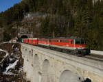 1142 651 sowie 1142 643 waren am 7. Feber 2017 mit dem Erzzug 91022 am Semmering unterwegs und wurden von mir während der Überquerung des 87 Meter langen und 36 Meter hohen Krausel-Klause-Viadukts abgelichtet. 