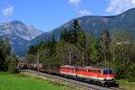 Wechsel an die Rudolfsbahn: Bei Frauenberg an der Enns konnte ich 1142.644 und 625 mit dem SDG 54972 nach Linz aufnehmen. Der gemischte Güterzug fährt übrigens regulär über die Pyhrnbahn, wurde aber aufgrund des bereits beschriebenen  Einbahnrings  über das Gesäuse geleitet. Im Hintergrund die Warscheneckgruppe als Teil des Toten Gebirges (29. September 2017).