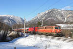 Vor der tollen Kulisse der Rax und dem Saurüssel fahren 1142.567+1116 mit G-49415 am 19.12.17 bei Payerbach bergwärts.