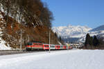 Ganz selten verirrt sich eine 1142 auf die Giselabahn. Am 27. Januar 2018 brachte die 1142.688 den REX 1512 nach Wörgl. Die Aufnahme entstand bei Mitterberghütten im Pongau. An dieser Fotostelle hat man einen schönen Blick auf das Tennengebirge. Schon lange hatte ich gehofft, dass ich eine 1142 vor einem REX auf der Salzburg-Tiroler-Bahn erwische. Als es dann tatsächlich so weit sein sollte, mache ein Gegenzugschaden das geplante Bild zunichte. Aber glücklicherweise hatte ich noch geistesgegenwärtig ein Mastpaar weiter vorne auch schon den Auslöser betätigt. Das Ergebnis zeige ich hier.