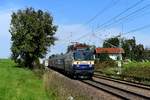 Am ehemaligen Block Hilperting konnte ich am 21. September 2018 die 1142.704 der Centralbahn mit einem Leerpersonenzug nach Bischofshofen dokumentieren. Seit kurzem trägt die Lok Neulack in blau/beige. Durch Beibehaltung der schwarzen  Valousek-Brille  wirkt die Maschine durchaus gefällig. 