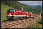 1142 620 fährt am 15.05.2002 mit R5207 zwischen Matei und Steinach in Tirol Richtung Süden. In Innsbruck waren damals ,als westlichsten Standort in Österreich 16 Loks der Reihe 1142 (.619 - .634) beheimatet die im Nahbereich der Tiroler Landeshauptstadt Verwendung fanden.