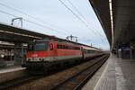 1142 598 im InterCity-Verkehr, hier am 359 am 16.1.2024 in Wien Meidling. 