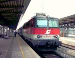 1142 555 mit Doppelstockwagen im Bahnhof Wr.