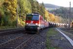 1142 693 und 1116 mit Gterzug bei der Einfahrt in Breitenstein, 10.10.2008.