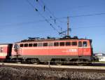 1142 564-2 schiebt R5920 aus dem Bhf.