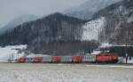 Auch ich habe mich am 11.02.2009 bei  Wind und Wetter in Micheldorf rausgestellt  und ein Foto von der 1142 623 gemacht welche  den R3957 geschoben hat.