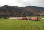 Fr einen kleinen Moment haben sich am 08.11.2010
die Wolken in Micheldorf verzogen und den
IC 502 bespannt mit der 1142 624 im
zarten Sonnenlicht erscheinen lassen.