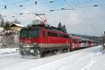 1142 673, gezeichnet vom harten Winterdienst im Wienerwald, schiebt den R 2025 nach Wien West.