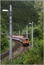 E-Lok 1142 623 fhrt mit IC 656 von Graz nach Wien Meidling.  
Payerbach 28.5.2011