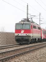 1142 631-9 auf dem nach Linz Hbf. kurz vor dem Bahnhof Ansfelden, 18.04.2006