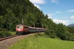 1142.623 vor dem Kurswagen-REX 3427  Salzkammergut  nach Attnang-Puchheim kurz nach dem Zugsausgangsbahnhof Stainach-Irdning. 07.06.2012