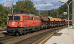 Am 6.10.2008 fhrt die 1142 623 mit einem leeren Schotterzug durch Bruck/Mur.