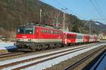 1142 662 fhrt am 4.03.2013 mit REX 1992 durch den Bahnhof Seiz.