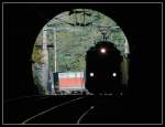 Teleschuss durch den Weinzettelfeld-Tunnel am 26.10.2006. Hier leistet eine 1142 Vorspann ber den Semmering. 