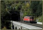 1142 678 als Lokzug unterwegs zwischen Mrzzuschlag und Gloggnitz bei der Querung des Viaduktes ber die Krausel Klause am 8.10.2006.