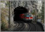 1142 630 leistete am 25.11.2006 einer 1116 mit ihrem Gterzug Vorpsann ber den Semmering zwischen Gloggnitz und Mrzzuschlag. Das Bild zeigt den Zug bei der Ausfahrt aus dem Weinzettelwand-Tunnel kurz vor Breitenstein.