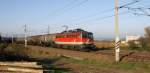 Die 1142 685-5 ist am 14.11.2014 mit einem Kesselzug auf der Westbahn unterwegs.