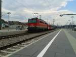 1142 698 am Zugschluss des abfahrenden REX 3096 (Linz Hbf - Steindorf bei Straßwalchen) am 18.8.2015 in Attnang-Puchheim.