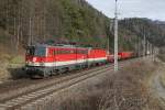 1142 685 + 1144 068 mit Güterzug nahe Pernegg am 2.03.2016.