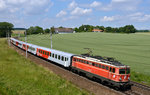 Wenige Augenblicke vor dem  nächsten fahrplanmäßigen Aufenthalt in Neumarkt-Kallham fotografierte ich die blutorange 1142 682 , ehe sie am 22. Juli 2016 mit dem REX 1779 nach Linz Hauptbahnhof eilte. 