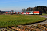 An Samstagen sollten beide ÖBB CityShuttle Garnituren im Rahmen des Meridian Ersatzverkehrs im Einsatz sein und in einstündigem Abstand verkehren. Bei Hütt zwischen Übersee und Bergen konnte am 21. Dezember 2013 die ÖBB 1142.693 mit dem M 79015 nach Salzburg abgelichtet werden. Im Hintergrund kann man die Nebelwand über dem Chiemsee erahnen.