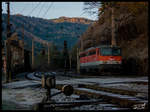 Als Lokzug von Mürzzuschlag nach Gloggnitz unterwegs ist die 1142.638 um ab dort einem schweren Güterzug über den Semmering zu helfen. Breitenstein 19.11.2011