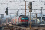 1144 204 verläßt mit dem R 2245 den Bahnhof in Korneuburg in Richtung Wien. Die Aufnahme entstand am 26.01.2017.