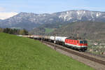 1144.223 fährt mit G-48435 bei herrlicher Frühlings-Winterstimmung am Eichberg bergwärts.