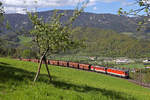 Die neue 1144.275 fährt im Tandem mit 1142.618 und 2x1142 als Nachschiebe mit GAG-48041 bei der frühlingshaften Apfelwiese am Eichberg. 6.5.17