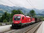 Zweifachtraktion 1116 089 + 1144 259 vor einem gemischten Güterzug in Richtung Wörgl; Kitzbühel Hahnenkamm, 14.06.2017  