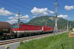 1116 164-5 und 1144 248 durchfahren mit einem gemischten Güterzug aus Richtung Wörgl kommend am 27.05.2017 den Bahnhof von St. Johann in Tirol.