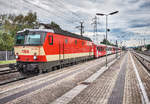 Die im Schachbrett-Design lackierte 1144 092-4 fährt mit dem REX 1508 (Salzburg Hbf - Saalfelden - Wörgl Hbf) in Golling-Abtenau ein.