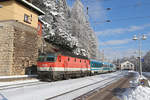 Bei Winterkaiserwetter fährt EC-151 mit 1144.283,übrigens die einzige 44er die auf der Stirnfront die Kontrollziffer angeschrieben hat,in den Bhf.Semmering ein.