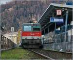 Die ÖBB 1144 035 verlässt mit ihrem REX nach Lindau den Bahnhof Bregenz Hafen, das Bild entstand nach Einfahrt des Zuges auf dem Schranken gesicherten und natürlich offen