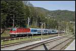 1144 053 mit EC159 fährt am 19.04.2018 durch den Bahnhof Payerbach - Reichenau.