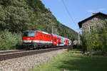 Die noch ziemlich neue 1144.271 fährt mit REX-1957 beim ehemaligen Bahnwärterhaus im Ortsteil Werning kurz vor Payerbach am 30.7.18