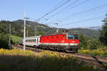 In herrlichster Spätsommerstimmung bringt 1144.086 ihren EC-151 vor der Rax am Eichberg richtung Semmering. 18.8.18