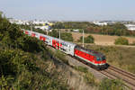 Die neue 1144.261 durchfährt mit R-2343 den Guntramsdorfer-Bogen kurz nach Mödling mit Wr.Neudorf im Hintergrund.